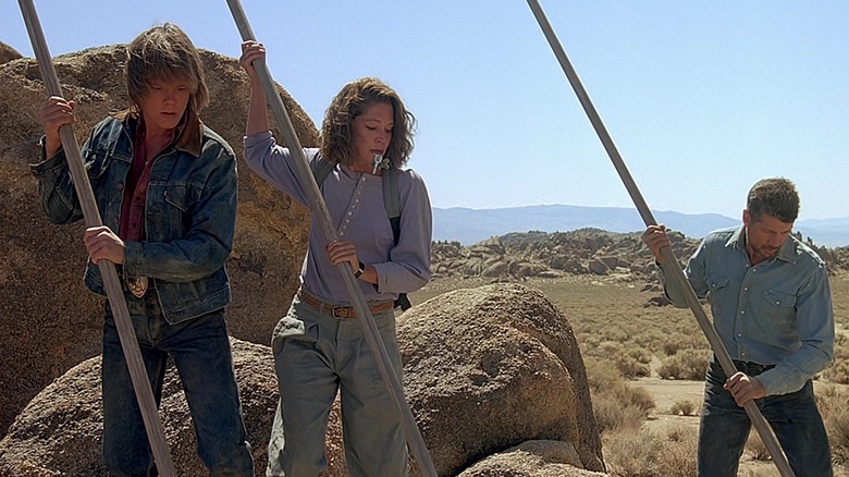 Kevin Bacon and Fred Ward and Finn Carter in Tremors