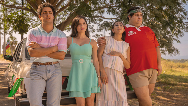 Young Maximo Julia, Memo and Lorena pose before a car in "Acapulco"