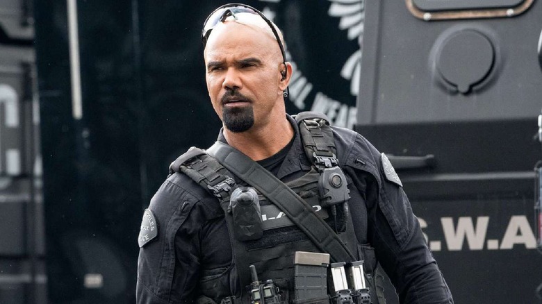 Hondo stands in front of a team vehicle in "S.W.A.T."