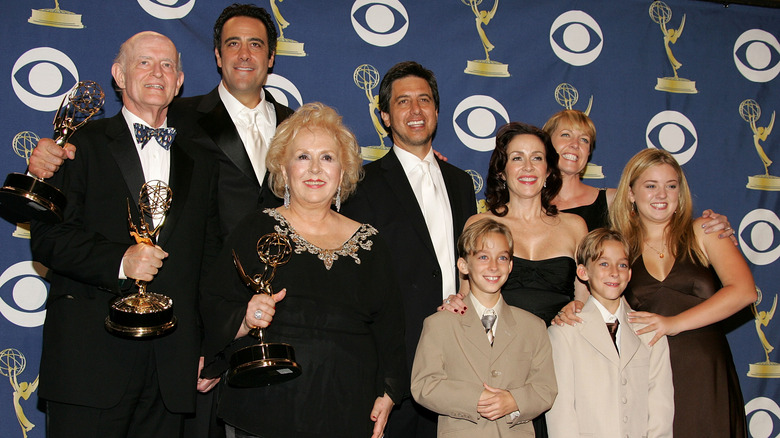 Everybody Loves Raymond cast posing