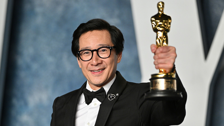 Ke Huy Quan smiling with Oscar