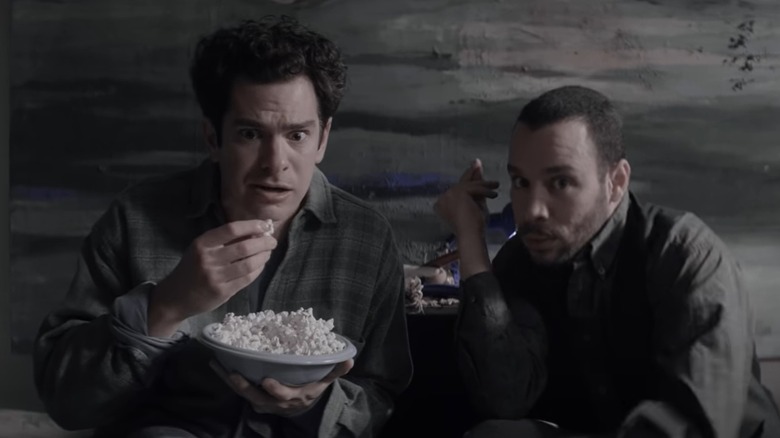 Andrew Garfield eats popcorn with Robin de Jesus