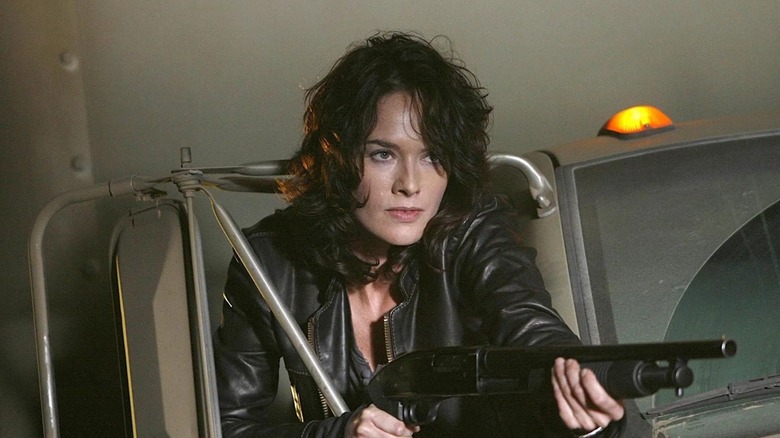 Sarah Connor carrying weapon in Terminator: The Sarah Connor Chronicles (2008)