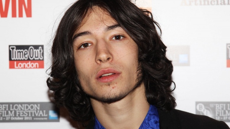   Ezra Miller poseert bij een première