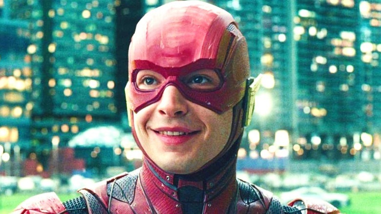   Ezra Miller lacht als The Flash