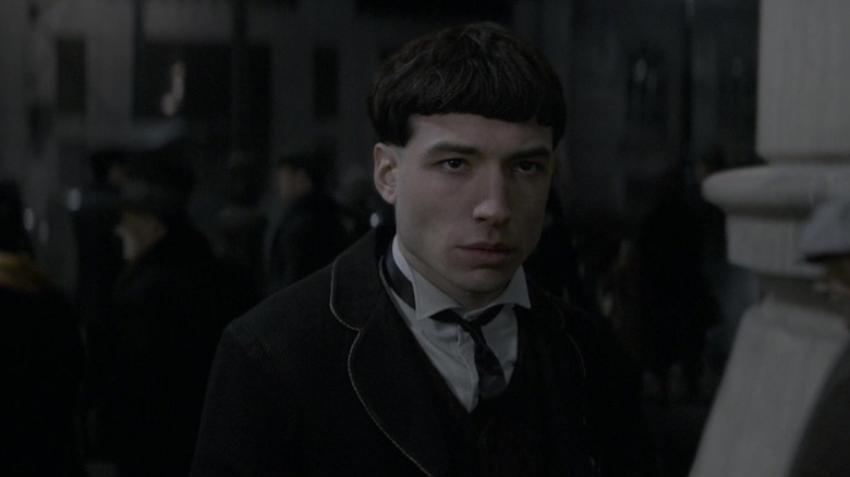   Ezra Miller als Credence in kapsel in pak en kom