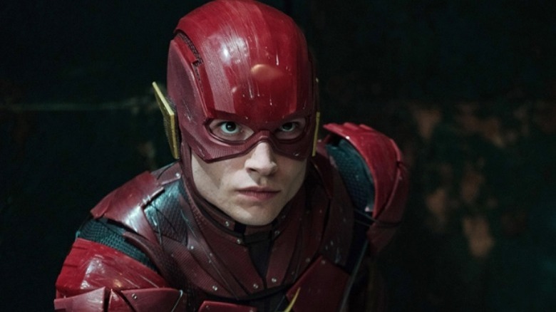   Ezra Miller ziet er serieus uit als Flash