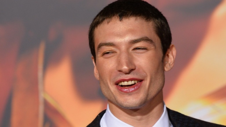   Ezra Miller lacht ongemakkelijk bij een première