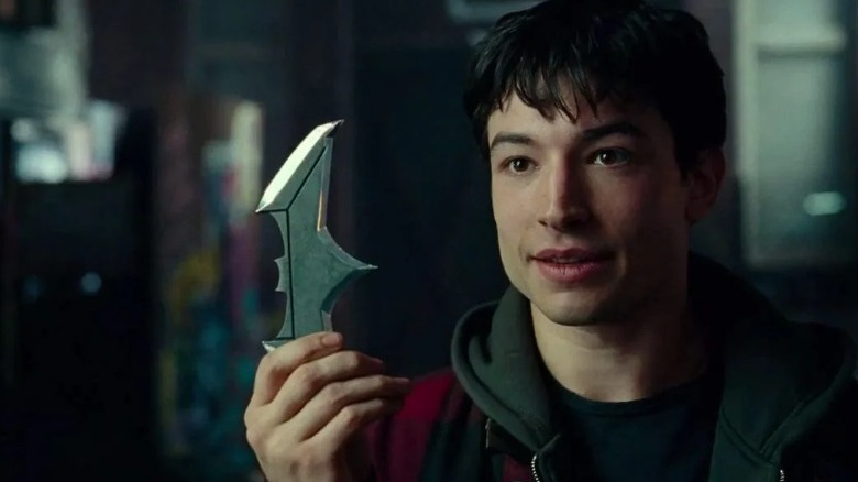   Ezra Miller met een batarang