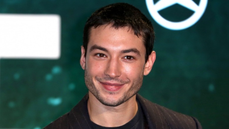   Ezra Miller lacht om een ​​foto