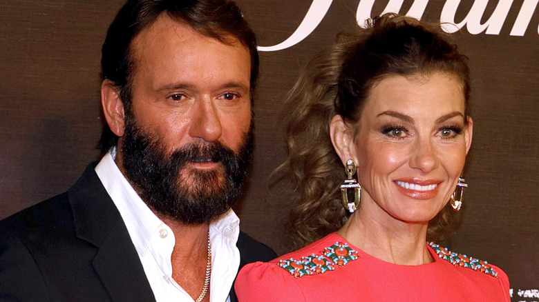 Tim McGraw and Faith Hill posing together at the 1883 premiere