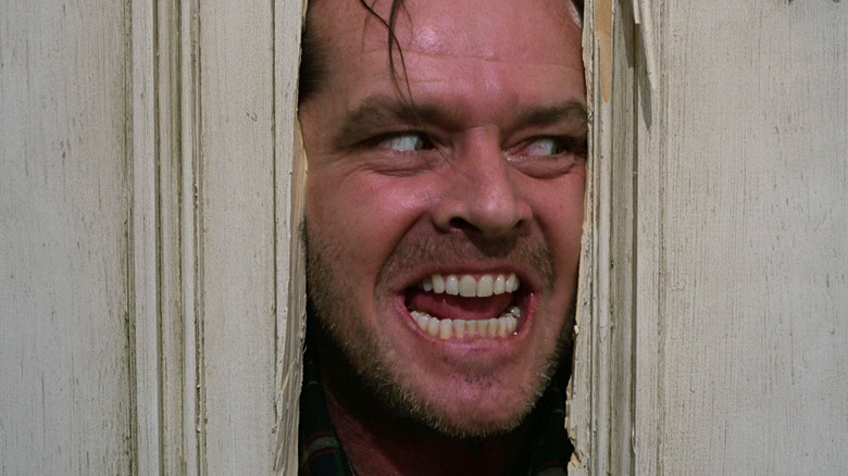   Jack Torrance empènyer el cap per la porta