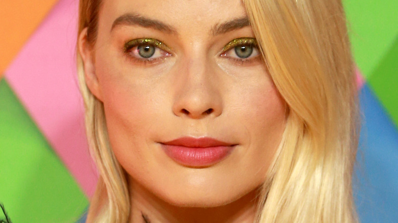 margot robbie soft smile