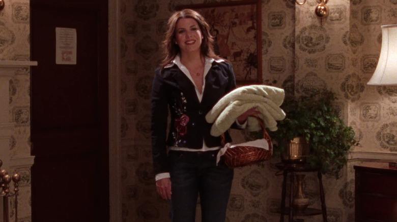 Lorelai holding basket of towels