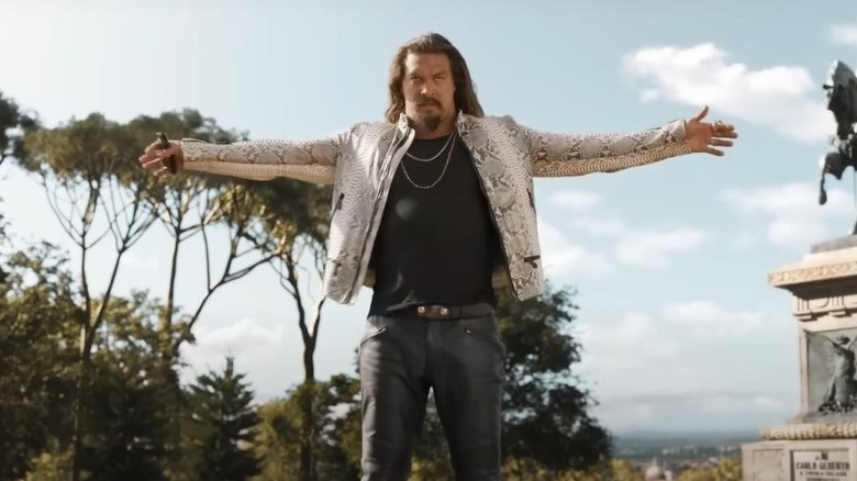 Jason Momoa with arms outstretched
