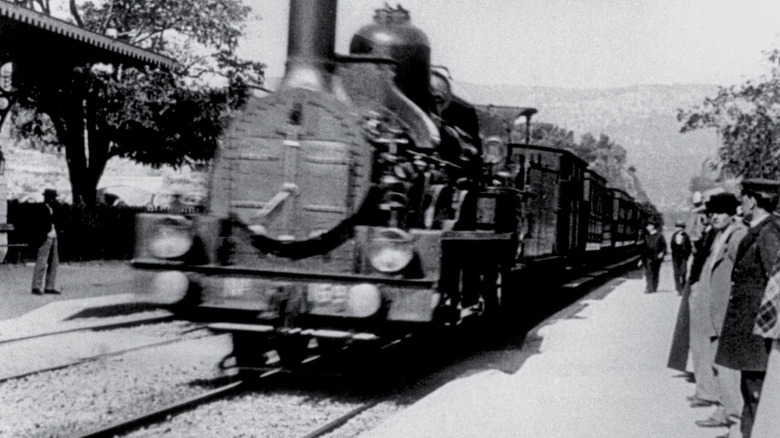 A train arrives at the station in "L'arrivée d'un train en gare de La Ciotat" (1896)