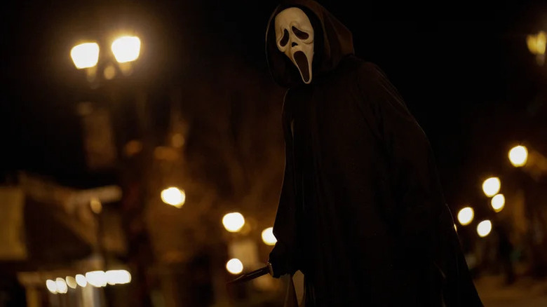 Ghostface standing by a streetlamp in Scream 7
