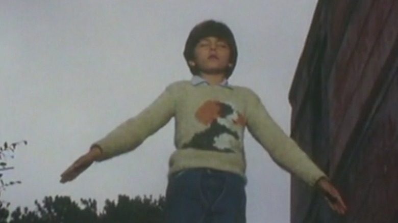 Manoel walking with eyes closed and arms pointed to his sides diagonally in Manoel's Destinies