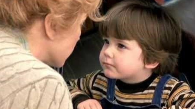 Teddy en correas y camisa a rayas en 