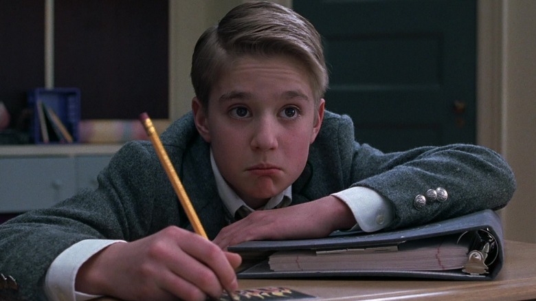 Freddy dispara su escritorio 