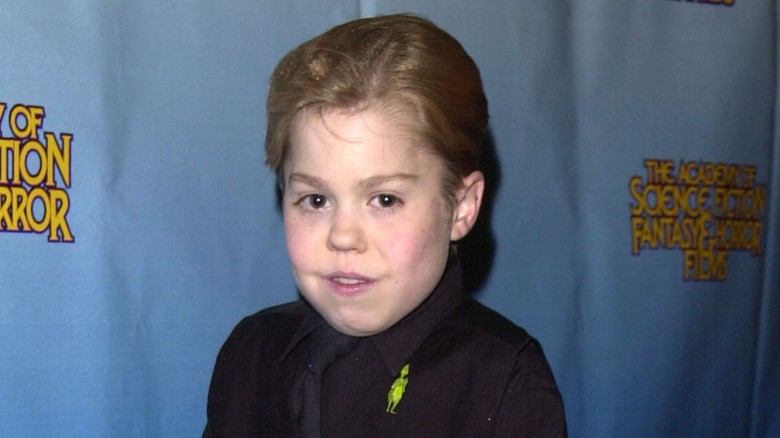 Josh Ryan Evans con traje negro