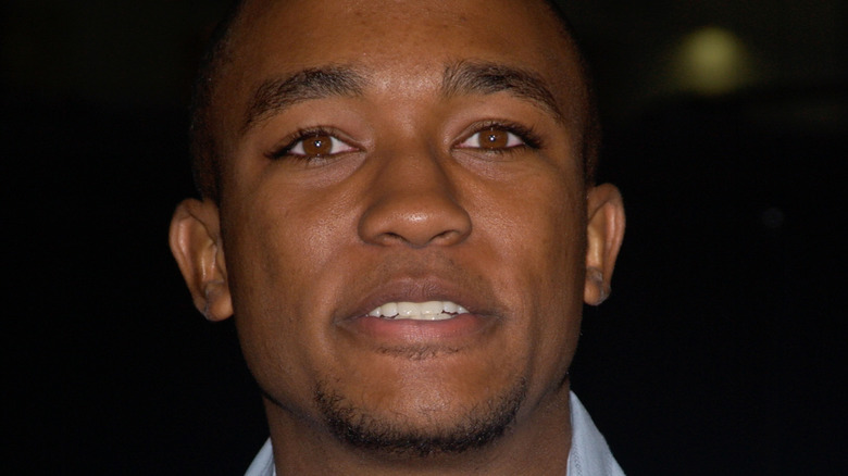 Lee Thompson Young sonriente