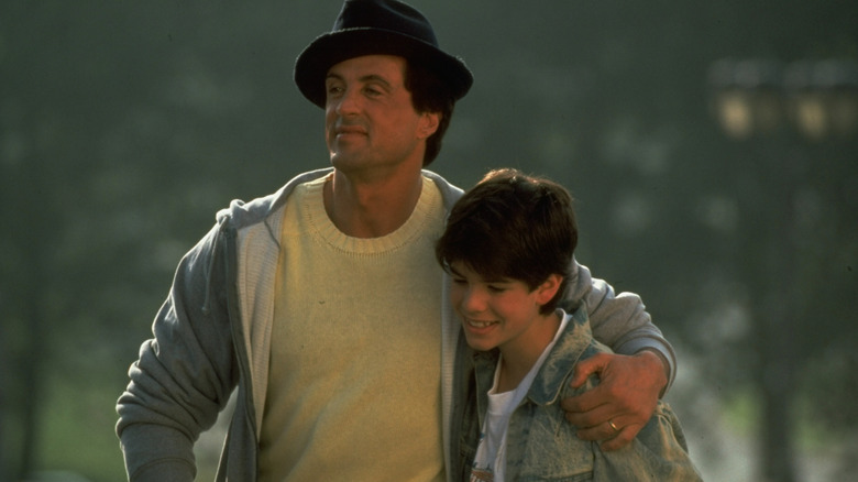 Rocky sosteniendo a Rocky Jr. 