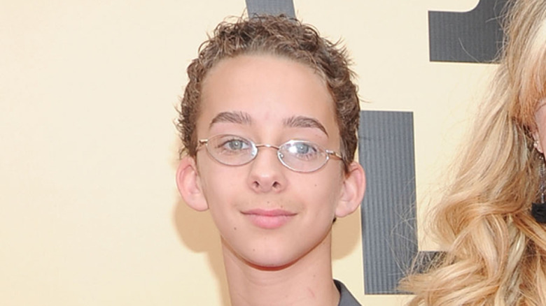 Sawyer Sweeten se sostiene