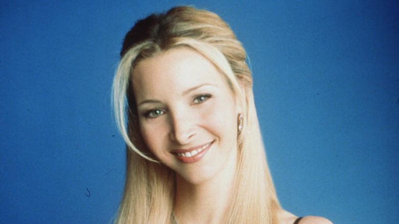 Lisa Kudrow posing as Phoebe Buffay from 