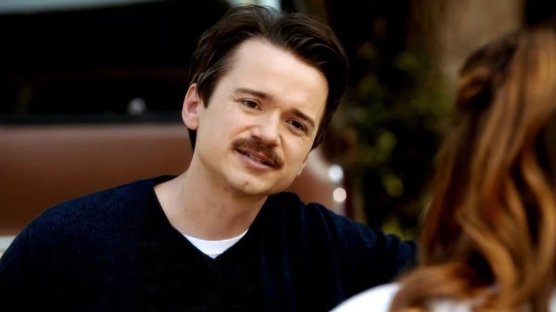 Pastor Rob talking in "Young Sheldon"