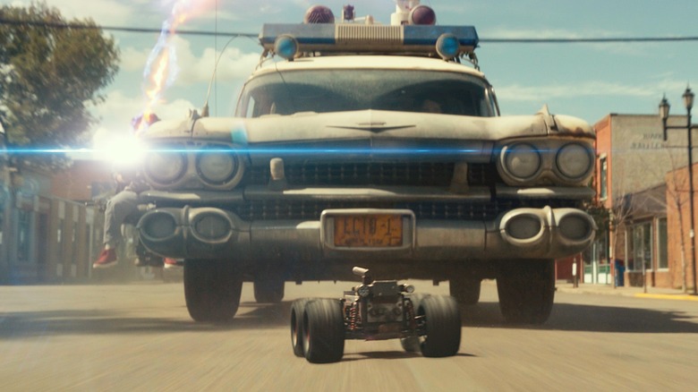 Ecto One with robot in Ghostbusters Afterlife