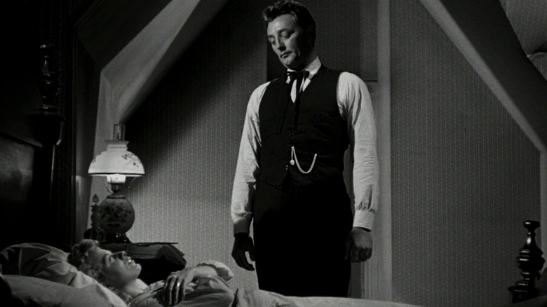 Robert Mitchum menacing