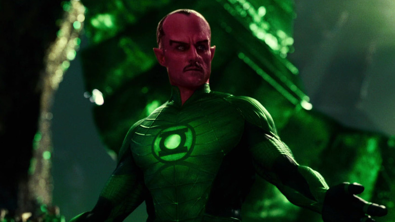Sinestro holding arms out