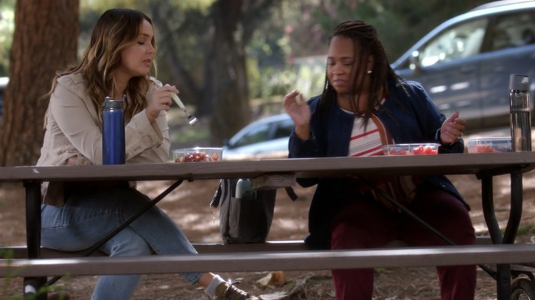 Miranda and Jo eating in the park in Grey's Anatomy