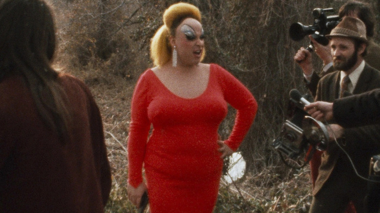 Divine surrounded by reporters in "Pink Flamingos" (1972)