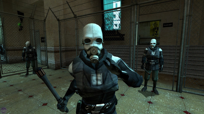 The Combine harass Gordon Freeman