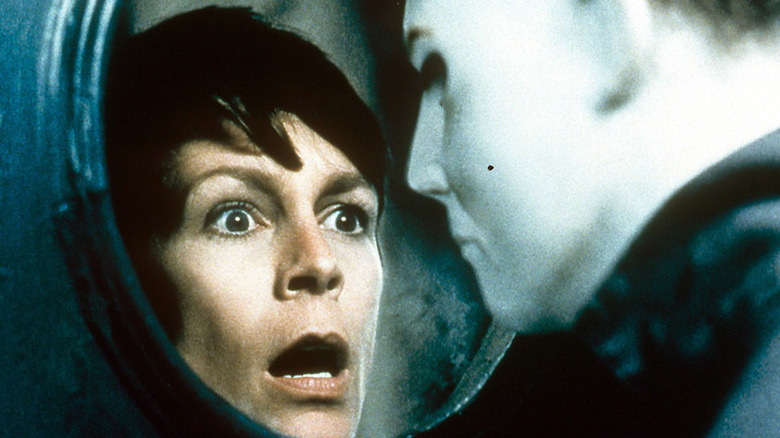 Laurie looks fearfully at Michel Myers in Halloween H20 (1998)