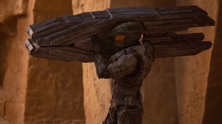 Master Chief carrying the artifact
