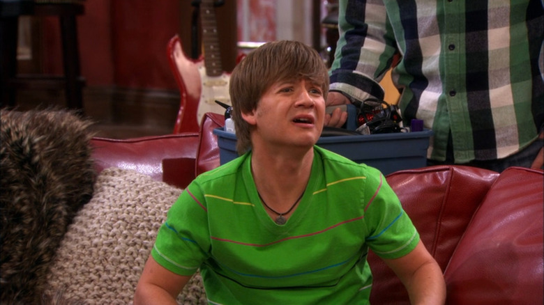 Jackson Stewart sitting on a couch on Hannah Montana