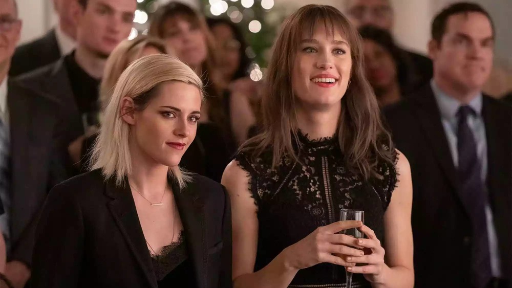 MacKenzie Davis and Kristen Stewart star in Happiest Season