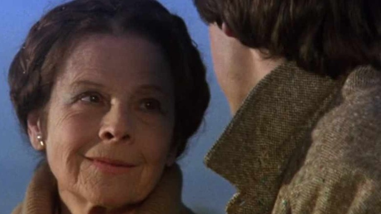 Ruth Gordon peers into Bud Cort's eyes