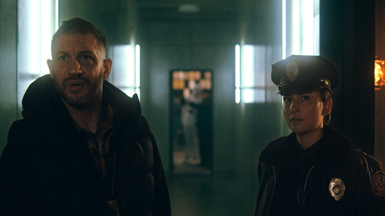 Walker et Ellie se tenaient au poste de police