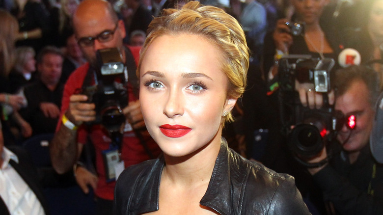 Hayden Panettiere surrounded by photographers