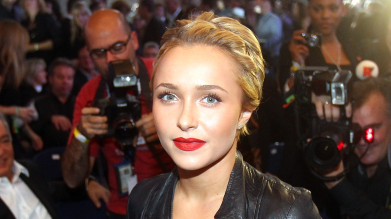 Hayden Panettiere surrounded by photographers