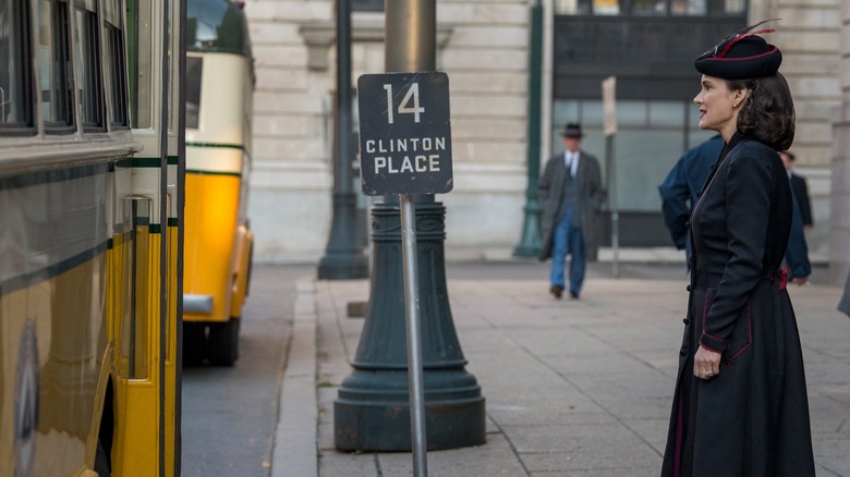 Evelyn boarding a bus in The Plot Against America (2020)