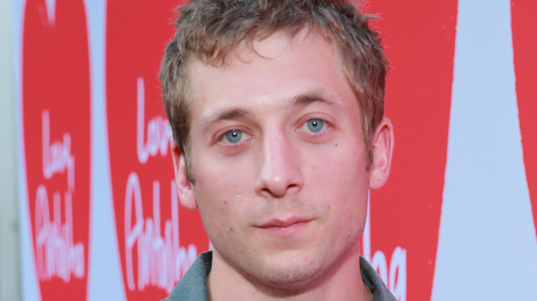 Jeremy Allen White smiling