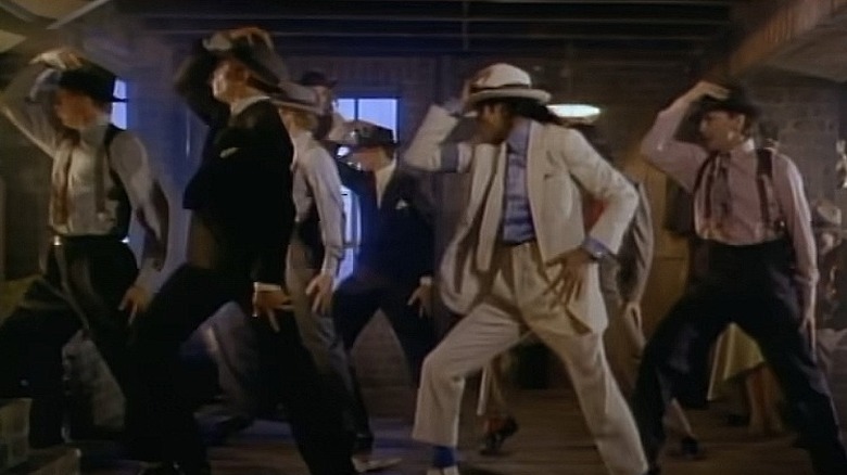  Michael Jackson i altres ballant