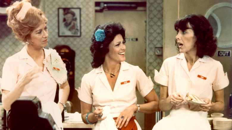 Alice conversing with her fellow waitresses in "Alice" (1981)