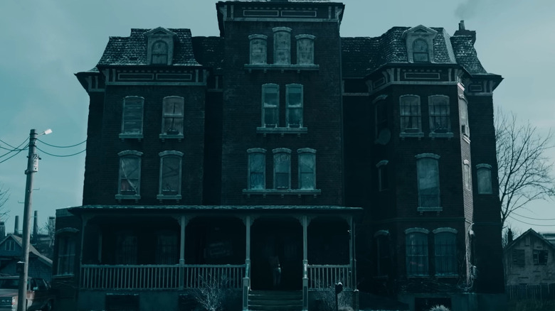 Abandoned mansion in "No One Gets Out Alive" (2021)