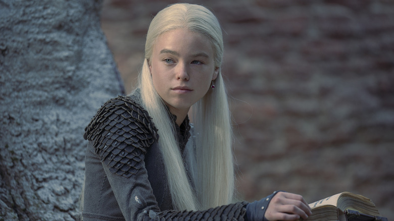 Rhaenyra llegint arrufada